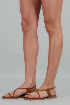 Sandalia tiras crizadas detalle metal dedo