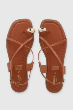 Sandalia tiras crizadas detalle metal dedo