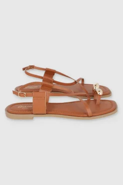 Sandalia tiras crizadas detalle metal dedo