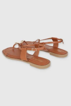 Sandalia tiras crizadas detalle metal dedo