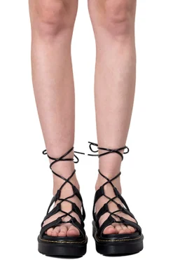 Sandalias agujeta delantera