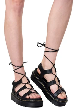 Sandalias agujeta delantera