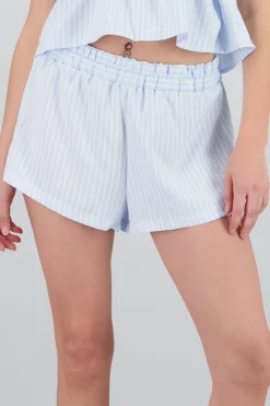 Short corto de rayas