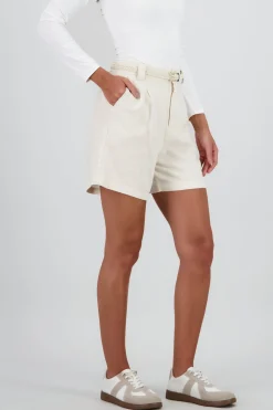 Short liso detalle presillas cinturon