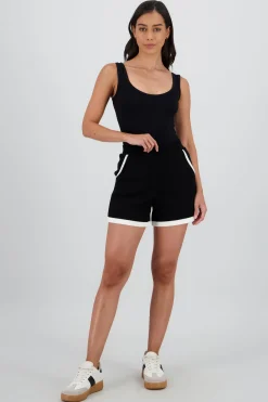 Short tejido con bolsas contraste