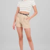 Shorts con pinza y cinturon hypsters
