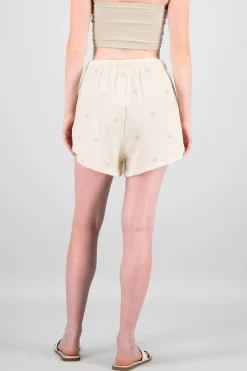 Shorts lisos con mini flores bordadas