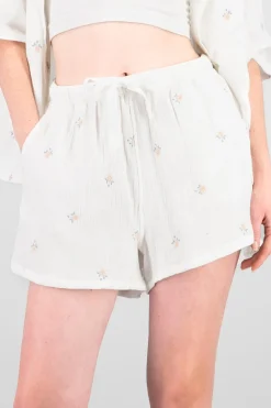 Shorts lisos con mini flores bordadas