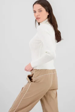 Sueter acanalado de cuello alto liso