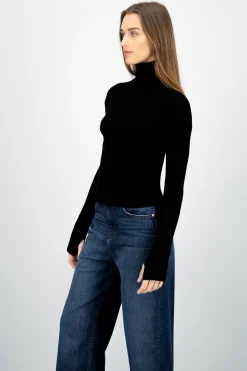 Sueter cuello alto y aberturas en los pulgares