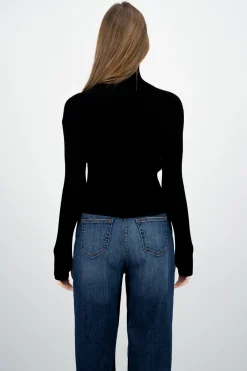 Sueter cuello alto y aberturas en los pulgares