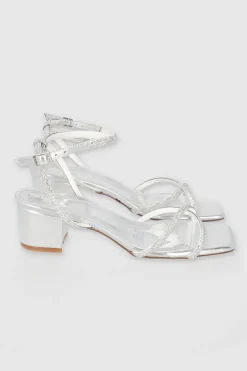 Tacón bajo tiras cruzadas