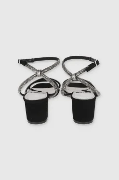 Tacón bajo tiras cruzadas