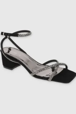 Tacón bajo tiras cruzadas