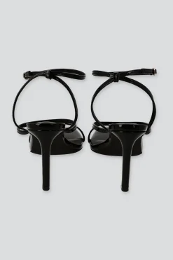 Tacón puntal tiras delgadas charol