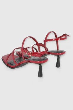 Tacón tiras charol suela borde