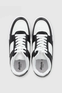 Tenis casual contraste materiales