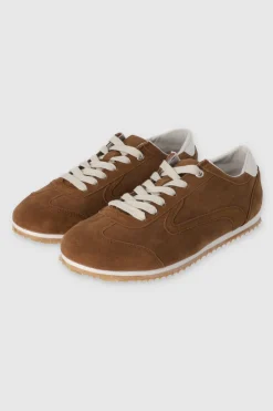 Tenis casual redondeado suede