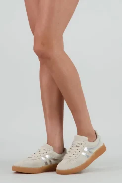 Tenis retro gamucina detalle metálico