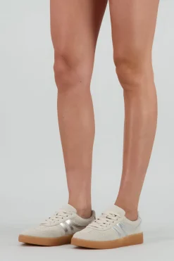 Tenis retro gamucina detalle metálico