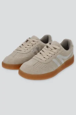 Tenis retro gamucina detalle metálico