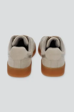 Tenis retro gamucina detalle metálico