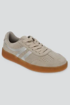 Tenis retro gamucina detalle metálico