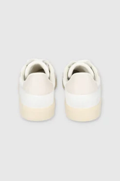 Tenis suela ancha detalle talon