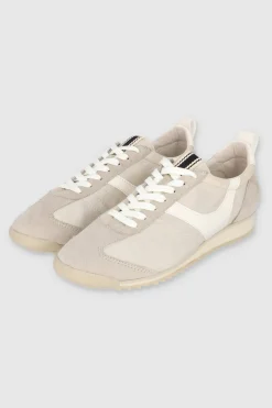 Tenis suela dentada contraste material