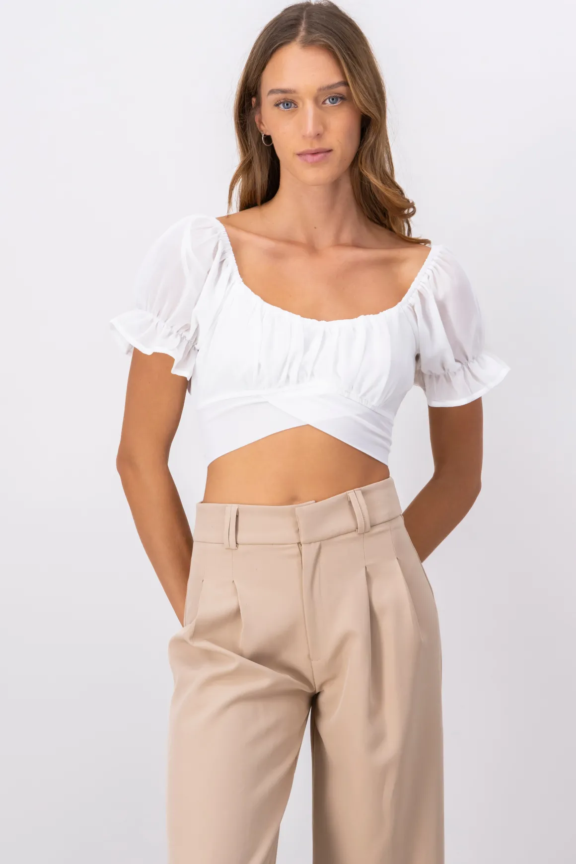 Top crop manga abullonada plisada