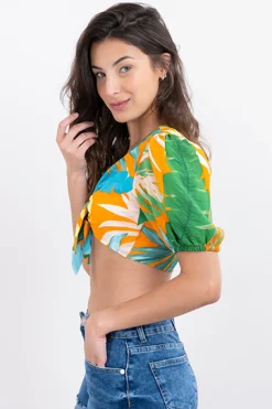 Top crop manga abullonada tropical