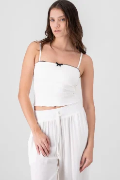 Top detalle contraste con moño