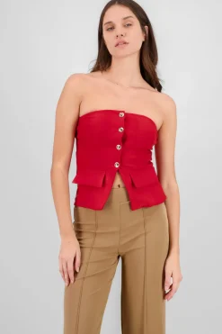 Top formal con bolsas y accentos de botones