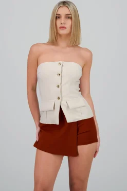 Top formal con bolsas y accentos de botones