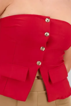 Top formal con bolsas y accentos de botones