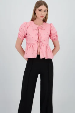 Top manga abullonada olan detalle lazos