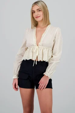 Top manga larga flores bordadas