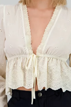 Top manga larga flores bordadas