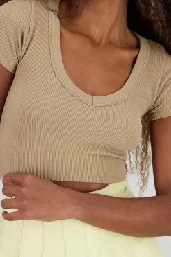 Top seamless de manga corta escotado