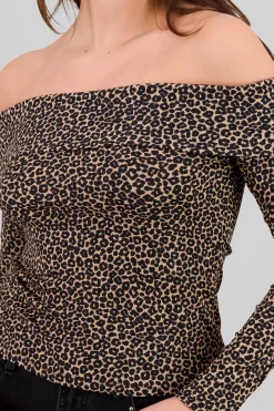 Top sin hombros animal print