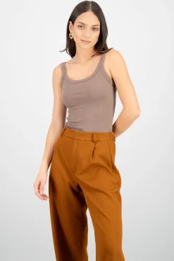 Top sin manga cuello redondo detalle rib