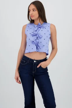 Top sin manga cuello redondo detalle lazos corazon