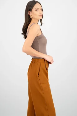 Top sin manga cuello redondo detalle rib