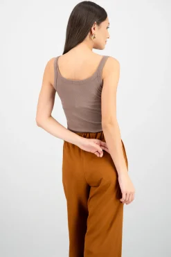 Top sin manga cuello redondo detalle rib