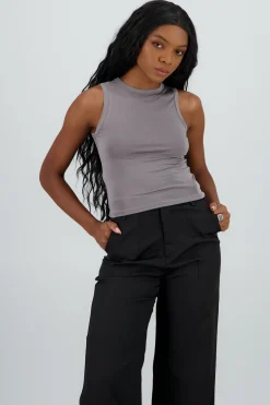 Top sin manga detalle cuello redondo liso