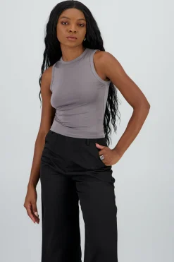 Top sin manga detalle cuello redondo liso