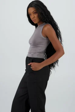 Top sin manga detalle cuello redondo liso