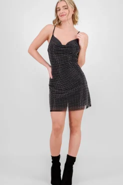 Vestido con brillos y escote en la espalda