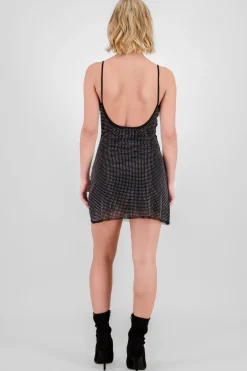 Vestido con brillos y escote en la espalda