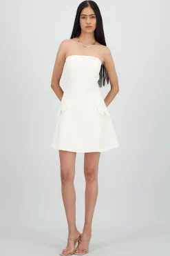 VESTIDO CON DETALLE DE FLOR